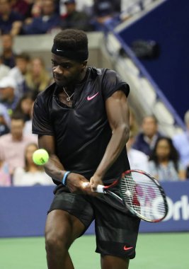 New York - 29 Ağustos 2017: Eylem sırasında onun bize açık 2017 ilk turu maç Billie Jean King Ulusal Tenis Merkezi profesyonel tenis oyuncusu Frances Tiafoe Amerika Birleşik Devletleri