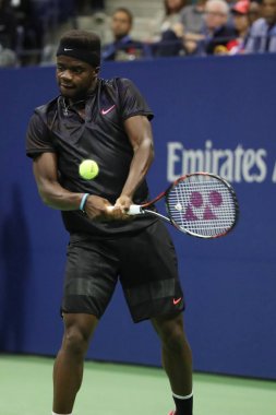 New York - 29 Ağustos 2017: Eylem sırasında onun bize açık 2017 ilk turu maç Billie Jean King Ulusal Tenis Merkezi profesyonel tenis oyuncusu Frances Tiafoe Amerika Birleşik Devletleri