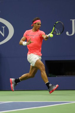 New York - 29 Ağustos 2017: Grand Slam şampiyonu İspanya Rafael Nadal eylem sırasında onun bize açık 2017 ilk turu maç Billie Jean King Ulusal Tenis Merkezi