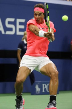 New York - 29 Ağustos 2017: Grand Slam şampiyonu İspanya Rafael Nadal eylem sırasında onun bize açık 2017 ilk turu maç Billie Jean King Ulusal Tenis Merkezi