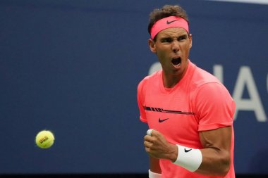 New York - 29 Ağustos 2017: Grand Slam şampiyonu İspanya Rafael Nadal eylem sırasında onun bize açık 2017 ilk turu maç Billie Jean King Ulusal Tenis Merkezi