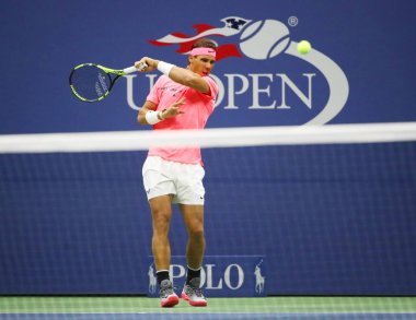 New York - 29 Ağustos 2017: Grand Slam şampiyonu İspanya Rafael Nadal eylem sırasında onun bize açık 2017 ilk turu maç Billie Jean King Ulusal Tenis Merkezi