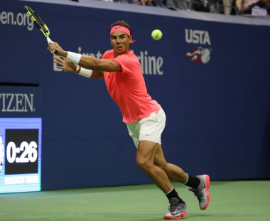 New York - 29 Ağustos 2017: Grand Slam şampiyonu İspanya Rafael Nadal eylem sırasında onun bize açık 2017 ilk turu maç Billie Jean King Ulusal Tenis Merkezi
