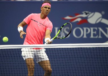 New York - 29 Ağustos 2017: Grand Slam şampiyonu İspanya Rafael Nadal eylem sırasında onun bize açık 2017 ilk turu maç Billie Jean King Ulusal Tenis Merkezi