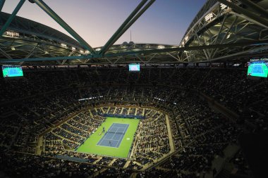 New York - 7 Eylül 2017: Arthur Ashe Stadyumu Billie Jean King Ulusal Tenis Merkezi bize açık 2017 yılında New York, gece oturumu sırasında