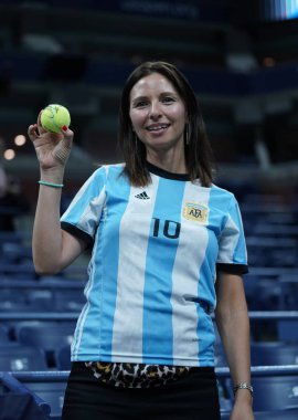 New York - 6 Eylül 2017: Arjantinli Tenis fan tutar tenis topu ile Grand Slam şampiyonu Juan Martin Del Porto imza Roger Federer Arthur Ashe Stadyumu'nda karşı onun bize açık 2017 çeyrek final maçı sonrası