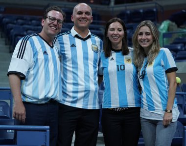 New York - 6 Eylül 2017: Arjantinli tenis hayranları onun bize açık 2017 çeyrek final maçında Roger Federer Arthur Ashe Stadyumu'nda karşı sonra Grand Slam şampiyonu Juan Martin Del Porto zaferi kutlamak