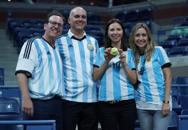 New York - 6 Eylül 2017: Arjantinli tenis hayranları onun bize açık 2017 çeyrek final maçında Roger Federer Arthur Ashe Stadyumu'nda karşı sonra Grand Slam şampiyonu Juan Martin Del Porto zaferi kutlamak