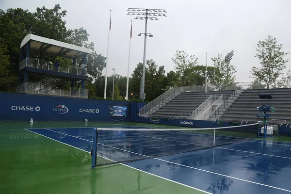 ビリー ジーン王国立テニスで 私たちオープン 2017 雨の遅延中にニューヨーク 2017 ウェット テニスコート — ストック写真