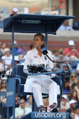 New York - 5 Eylül 2017: Sandalye hakem Mariana Alves 2017 sırasında bize açık maç Billie Jean King Ulusal Tenis Merkezi 