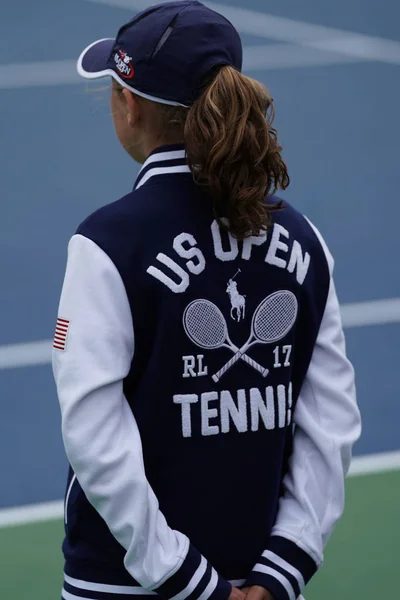 2017年9月2日 在美国的球女孩在行动期间打开2017比赛在比莉吉恩国王全国网球中心在纽约 — 图库照片