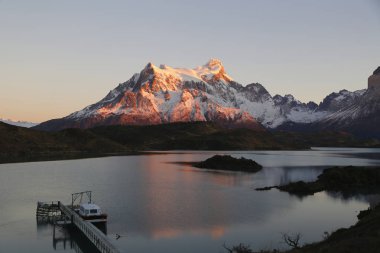 Lake Pehoe Milli Parkı Torres del Paine, Patagonia, Şili içinde gündoğumu sırasında kayalıklarla Los Kuernos yansıma