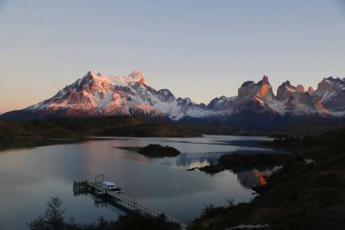 Lake Pehoe Milli Parkı Torres del Paine, Patagonia, Şili içinde gündoğumu sırasında kayalıklarla Los Kuernos yansıma