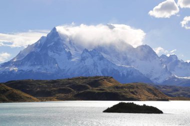 Lake Pehoe Milli Parkı Torres del Paine, Patagonia, Şili içinde kayalıklarla Los Kuernos yansıma