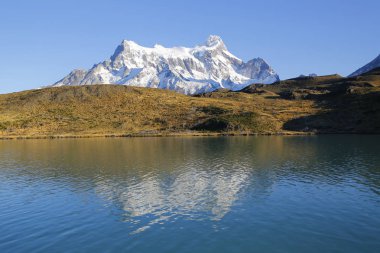 Lake Pehoe Milli Parkı Torres del Paine, Patagonia, Şili içinde kayalıklarla Los Kuernos yansıma