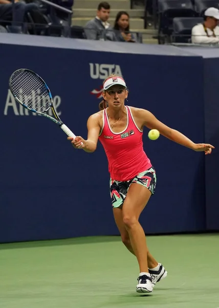 2017年8月29日 职业网球球员 Mertens 比利时在行动期间在她的美国开放2017首轮比赛在比莉吉恩国王全国网球中心 — 图库照片