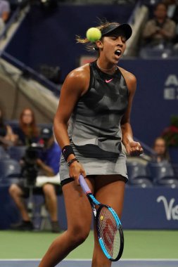 New York - 29 Ağustos 2017: Profesyonel tenis oyuncu Madison anahtarları, Amerika Birleşik Devletleri içinde hareket onun bize açık 2017 sırasında ilk yuvarlak Billie Jean King Ulusal Tenis Merkezi maç 