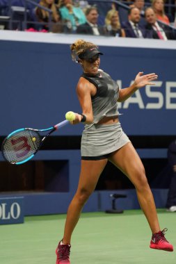 New York - 29 Ağustos 2017: Profesyonel tenis oyuncu Madison anahtarları, Amerika Birleşik Devletleri içinde hareket onun bize açık 2017 sırasında ilk yuvarlak Billie Jean King Ulusal Tenis Merkezi maç 