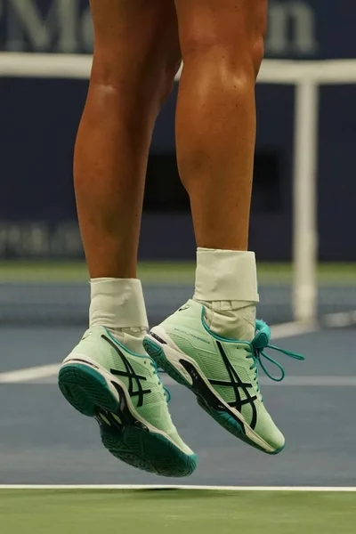 ニューヨーク 2017 プロのテニス プレーヤーのアメリカ合衆国身に着けているココヤシ Vandeweghe アシックス テニス シューズ彼女私たちオープン 2017 ラウンドで一致ビリー — ストック写真