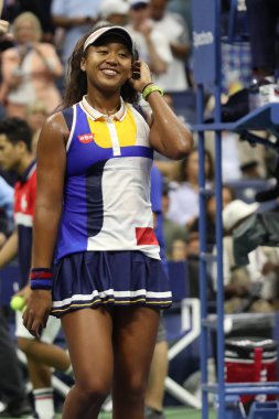 New York - 29 Ağustos 2017: Naomi Osaka Japonya'nın sonra onun bize açık ilk turu maç Billie Jean King Ulusal Tenis Merkezi 2017 zafer kutluyor profesyonel tenis oyuncusu