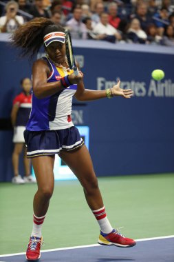 New York - 29 Ağustos 2017: Eylem sırasında onun bize açık 2017 ilk turu maç Billie Jean King Ulusal Tenis Merkezi profesyonel tenis oyuncusu Naomi Osaka, Japonya