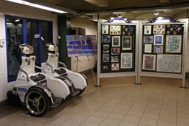 New York - 18 Nisan 2015: Nypd Segways New York Transit bölgesi 4 Manhattan'Union Square metro istasyonunda