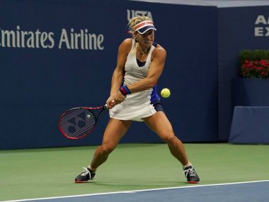 New York - 29 Ağustos 2017: Grand Slam şampiyonluğu Angelique Kerber Almanya'nın bize açık 2017 Billie Jean King Ulusal Tenis merkezi New York'ta onun ilk yuvarlak maç sırasında eylem: 