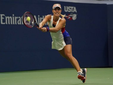 New York - 29 Ağustos 2017: Grand Slam şampiyonluğu Angelique Kerber Almanya'nın bize açık 2017 Billie Jean King Ulusal Tenis merkezi New York'ta onun ilk yuvarlak maç sırasında eylem: 