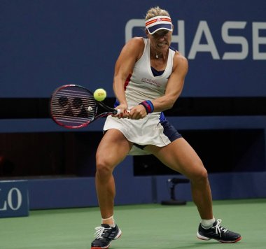 New York - 29 Ağustos 2017: Grand Slam şampiyonluğu Angelique Kerber Almanya'nın bize açık 2017 Billie Jean King Ulusal Tenis merkezi New York'ta onun ilk yuvarlak maç sırasında eylem: 
