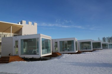 Kemi, Finlandiya - 18 Şubat 2017: Seaside cam Villa Botni Körfezi Kemi, Finlandiya için tarafından Snowcastle alanında. 