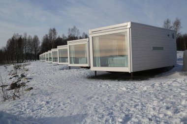 Kemi, Finlandiya - 18 Şubat 2017: Seaside cam Villa Botni Körfezi Kemi, Finlandiya için tarafından Snowcastle alanında. 