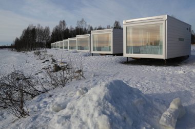 Kemi, Finlandiya - 18 Şubat 2017: Seaside cam Villa Botni Körfezi Kemi, Finlandiya için tarafından Snowcastle alanında. 
