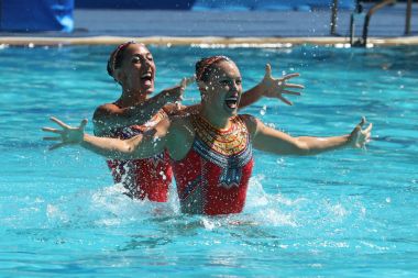 Rio De Janeiro, Brezilya - 14 Ağustos 2016: Senkronize yüzme düet serbest program 2016 Yaz Olimpiyatları'nda ön yuvarlak sırasında Laura Auge ve Margaux Chretien Fransa'nın rekabet
