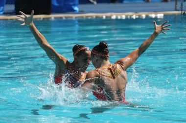 Rio De Janeiro, Brezilya - 14 Ağustos 2016: Senkronize yüzme düet serbest program 2016 Yaz Olimpiyatları'nda ön yuvarlak sırasında Laura Auge ve Margaux Chretien Fransa'nın rekabet