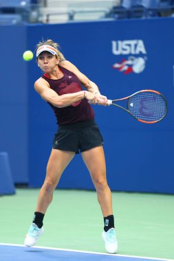 New York - 26 Ağustos 2017: Profesyonel tenisçi Simona Halep Romanya uygulamaları bize açık 2017 Billie Jean King Ulusal Tenis merkezi New York'ta