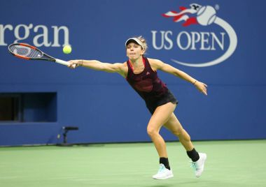 New York - 26 Ağustos 2017: Profesyonel tenisçi Simona Halep Romanya uygulamaları bize açık 2017 Billie Jean King Ulusal Tenis merkezi New York'ta