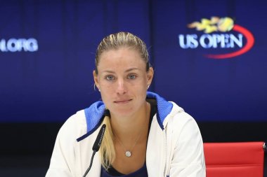 New York - 26 Ağustos 2017: Grand Slam şampiyonu Angelique Kerber Almanya'nın bize açık 2017 yılında New York önce basın toplantısında