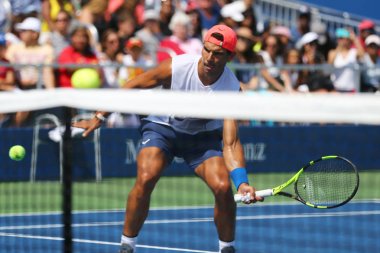 New York - 26 Ağustos 2017: İspanya Grand Slam şampiyonu Rafael Nadal bize açık 2017 Billie Jean King Ulusal Tenis merkezi New York'ta uygulamaları on beş defa