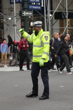 New York, 6 Haziran 2017: New York polisi trafik kontrol polis memuru Manhattan şehir merkezinin içinde
