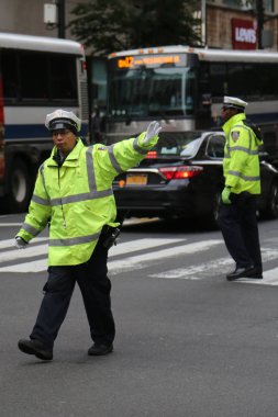 New York, 6 Haziran 2017: New York polisi trafik kontrol polis memuru Manhattan şehir merkezinin içinde