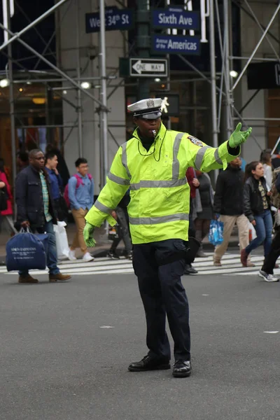 Nowy Jork Czerwca 2017 Nowojorscy Kontroli Policjant Ruchu Midtown Manhattan — Zdjęcie stockowe
