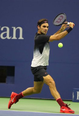 New York - 6 Eylül 2017: Grand Slam şampiyonu Roger Federer İsviçre onun bize açık 2017 çeyrek final maçında Juan Martin Del Potro Arthur Ashe Stadyumu'nda karşı sırasında