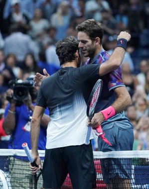 New York - 6 Eylül 2017: Grand Slam şampiyonu Roger Federer İsviçre (L) onun bize açık 2017 çeyrek final maçında Arthur Ashe Stadyumu'nda sonra Juan Martin Del Potro kutladı