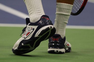 New York - 29 Ağustos 2017: Profesyonel tenis oyuncusu Dusan Lajovic Sırbistan giyer, tenis ayakkabıları onun bize açık 2017 sırasında ilk tur Fila Billie Jean King Ulusal Tenis Merkezi maç