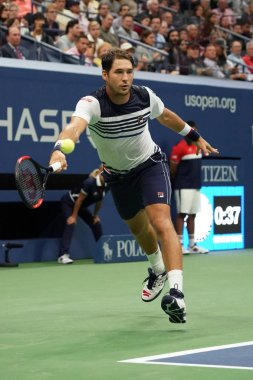 New York - 29 Ağustos 2017: Profesyonel tenis oyuncusu Dusan Lajovic Sırbistan eylem sırasında onun bize açık 2017 ilk turu maç Billie Jean King Ulusal Tenis Merkezi