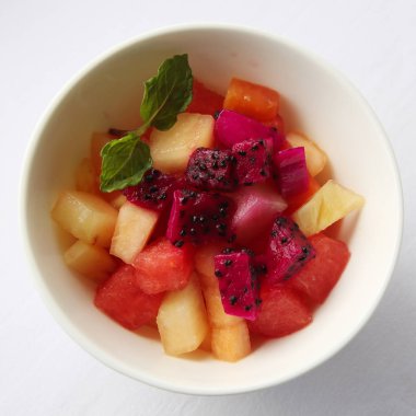 Tropikal meyve salatası hizmet