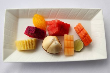 Tropikal meyve tabağı servis