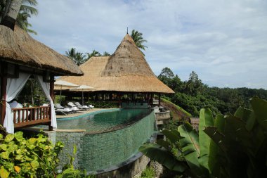 Bali, Endonezya - 5 Şubat 2016: 5 yıldızlı Viceroy Bali Hotel Ubud, Bali, Endonezya. Otel özel yüzme havuzları ve Petanu Nehri manzaralı lüks Villa featuring Ubud, Dağlık yer alır