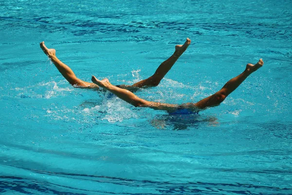 Συγχρονισμένη Κολύμβηση Ντουέτο Κατά Διάρκεια Του Διαγωνισμού — Φωτογραφία Αρχείου