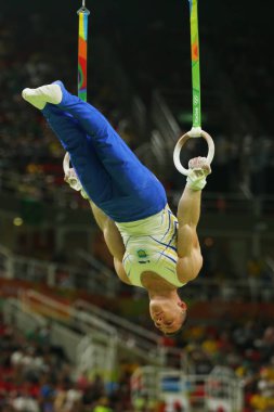 Rio De Janeiro, Brezilya - 15 Ağustos 2016: Erkekler halkaları son Artistik Jimnastik rekabet Rio 2016 Olimpiyatları, jimnastikçi Igor Radivilov Ukrayna yarışıyor
